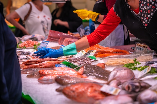 Gran cantidad de pescados y mariscos frescos en el mercado de pescado de Barcelona España