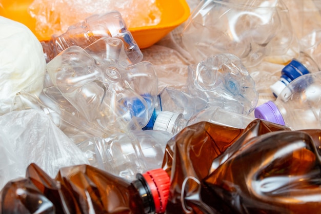 Foto gran cantidad de plástico usado, botellas vacías arrugadas, paquetes. concepto de reciclaje de reciclaje de contaminación plástica.