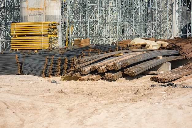 Gran cantidad de refuerzo de acero en el sitio de construcción.