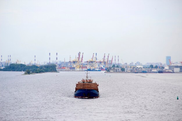 Un gran carguero flota por mar desde el puerto de