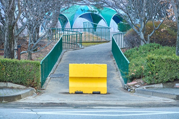 Gran cartel amarillo en el sendero del parque en la ciudad