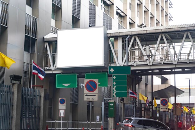 Gran cartel blanco pantalla LED blanca vertical sobresaliente en la ciudad en el lado del camino el tráfico de la carretera con coche para mostrar plantilla de texto de publicidad