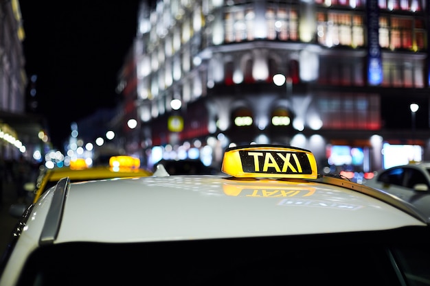 El gran cartel de taxi en la ciudad de noche