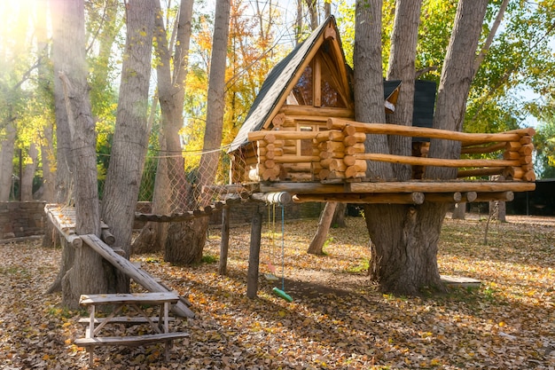 Gran casa del árbol en otoño