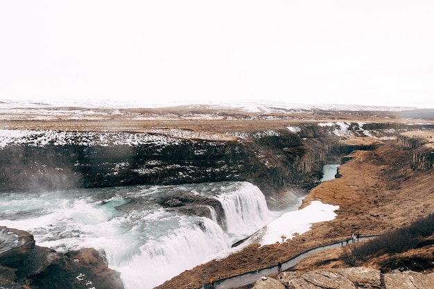 La gran cascada de gullfoss en el sur de islandia en el anillo dorado