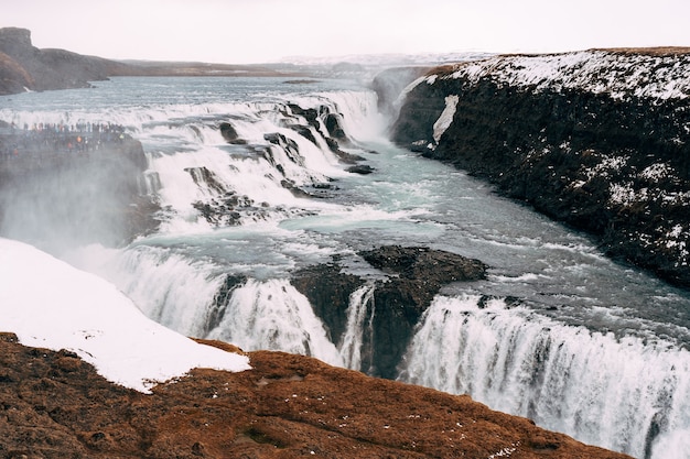 La gran cascada de gullfoss en el sur de islandia en el anillo dorado