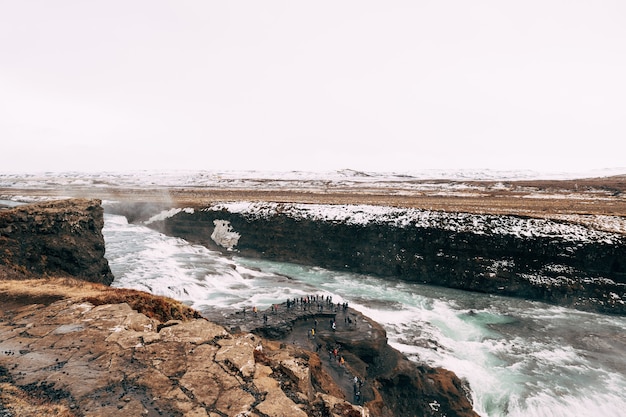 La gran cascada gullfoss en el sur de islandia en el anillo de oro turistas en la plataforma de observación