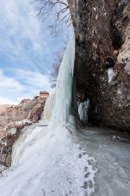 Una gran cascada helada. 3 cascadas en Daguestán República de Daguestán