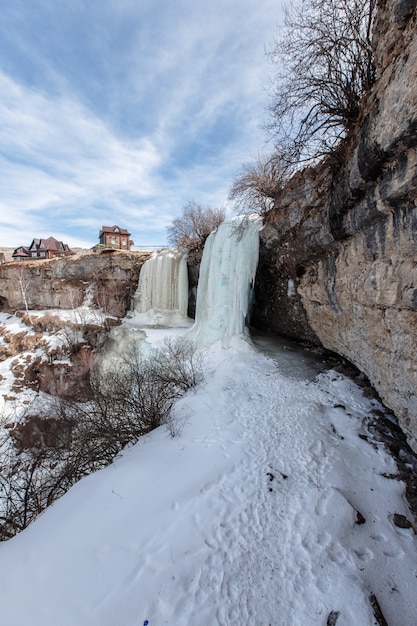 Una gran cascada helada. 3 cascadas en Daguestán República de Daguestán