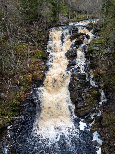 Gran cascada pintoresca en el bosque de otoño Vista desde arriba Karelia Rusia