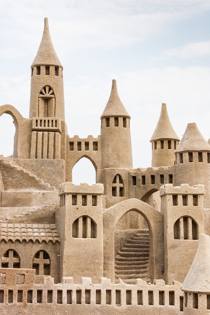 Gran castillo de arena en la playa durante un día de verano