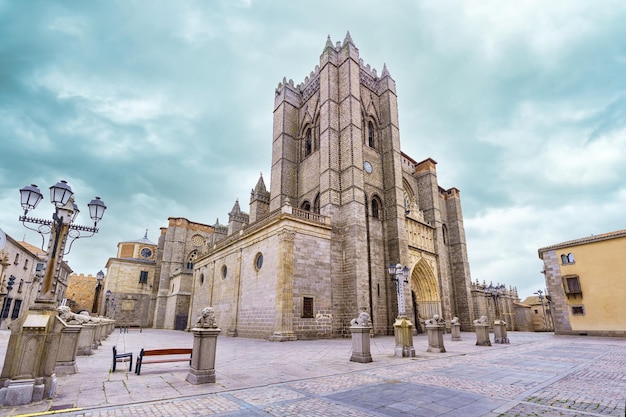 Gran catedral gótica que se eleva hacia el cielo nublado de invierno en la ciudad de Ávila, España.