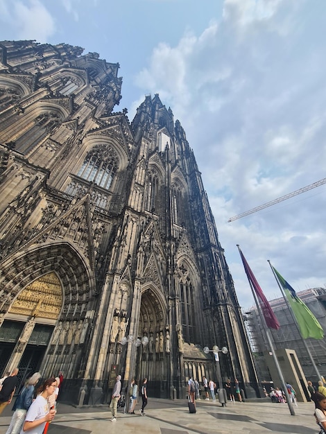 Una gran catedral con un gran edificio en el fondo