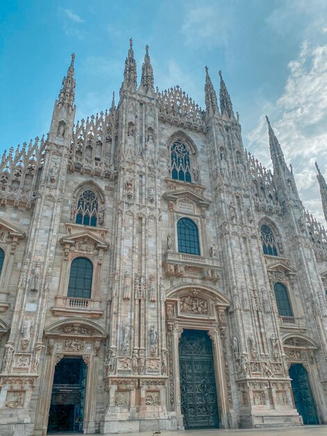 Gran Catedral histórica en medio de la plaza.