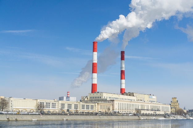 Una gran central eléctrica con chimeneas humeantes