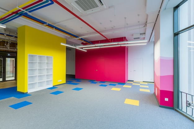 gran centro de oficinas en un estilo moderno con paredes de colores sin muebles