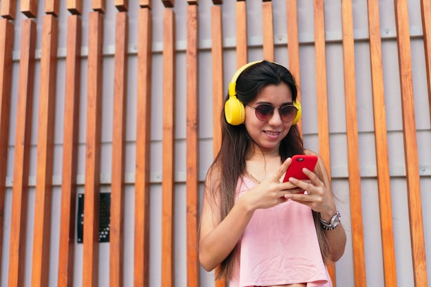 Una gran chica escuchando musica.