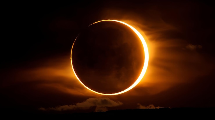 Foto un gran círculo brillante de luz en el cielo el cielo está oscuro y nublado el sol se está poniendo