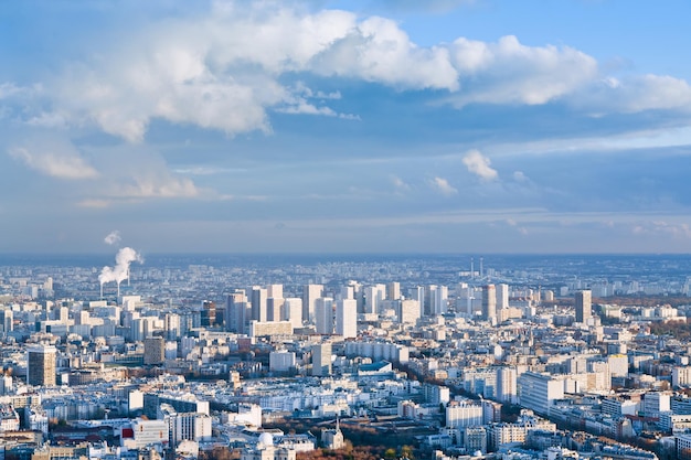 Gran ciudad bajo un cielo azul alto