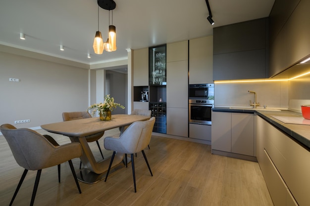 Gran cocina lujosa gris moderna con mesa de comedor en apartamento estudio