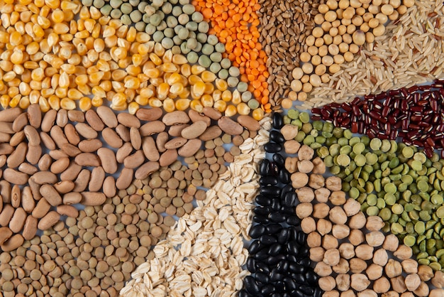 Gran colección de diferentes cereales y semillas comestibles.