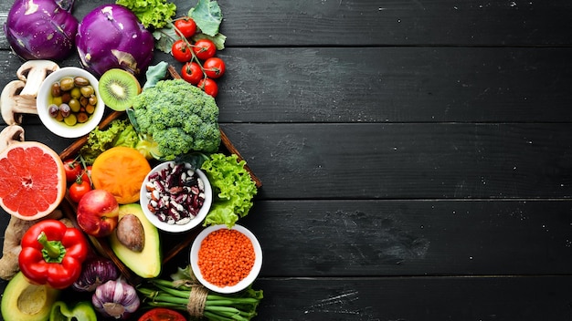Gran conjunto de alimentos orgánicos Verduras y frutas frescas Vista superior Espacio libre para su texto