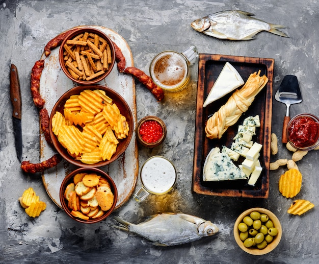 Gran conjunto de aperitivos para cerveza