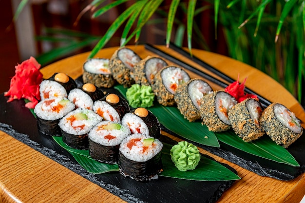 Gran conjunto de comida asiática Sushi y rollos sobre un fondo oscuro