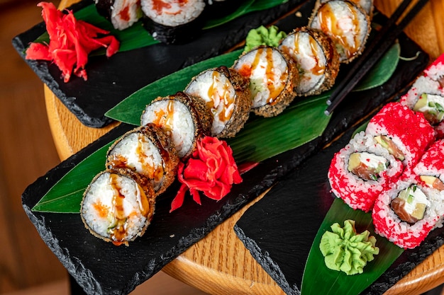 Gran conjunto de comida asiática Sushi y rollos sobre un fondo oscuro