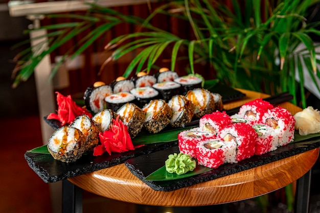 Gran conjunto de comida asiática Sushi y rollos sobre un fondo oscuro