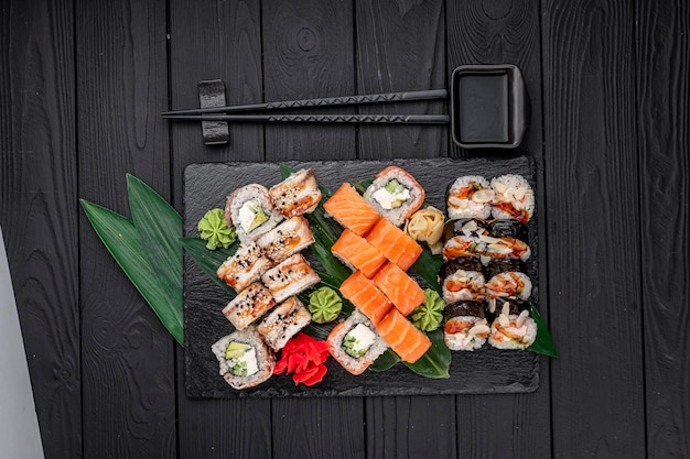 Gran conjunto de comida asiática Sushi y rollos sobre un fondo oscuro