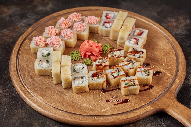 Gran conjunto de rollos de sushi japonés maki de comida