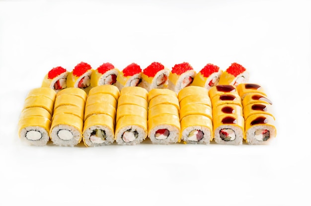 Gran conjunto de rollos de sushi en queso cheddar sobre fondo blanco.