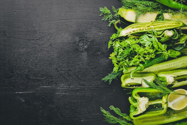 Un gran conjunto de vegetales verdes sobre un fondo de madera Vista superior Espacio libre