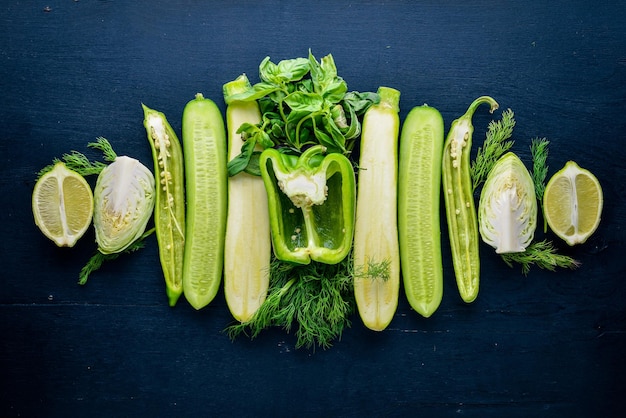 Un gran conjunto de vegetales verdes sobre un fondo de madera Vista superior Espacio libre