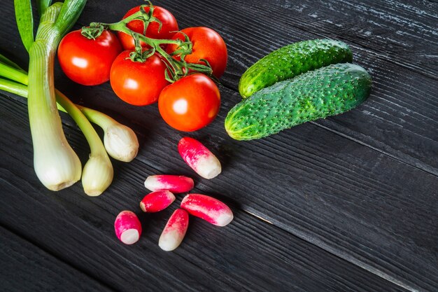 Gran conjunto de verduras para una dieta de ensaladas Cocinar ensalada en la cocina del restaurante