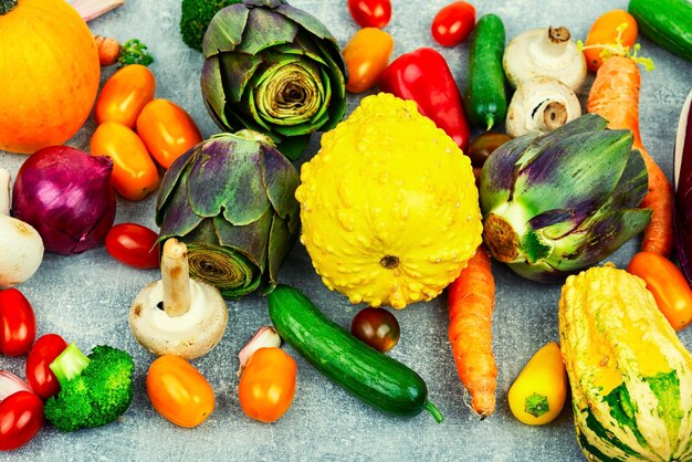 Gran conjunto de verduras maduras frescas