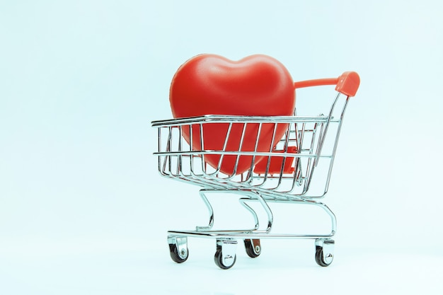 gran corazón rojo en un carrito de compras