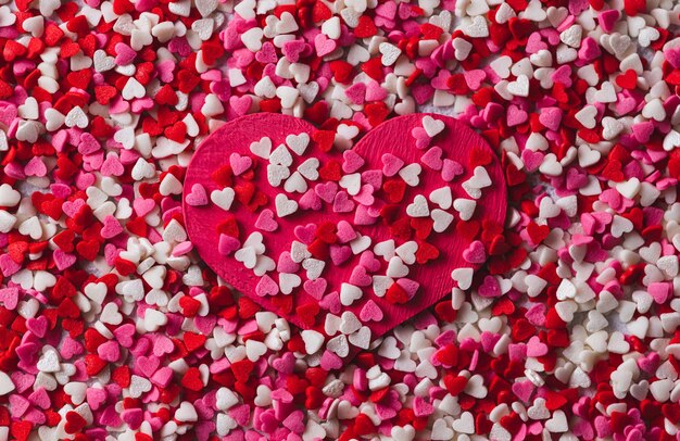 Foto un gran corazón rosa con corazones pequeños