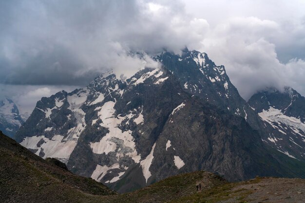 La Gran Cordillera del Cáucaso en un día de verano La estación de esquí de Dombay KarachayCherkessia Rusia