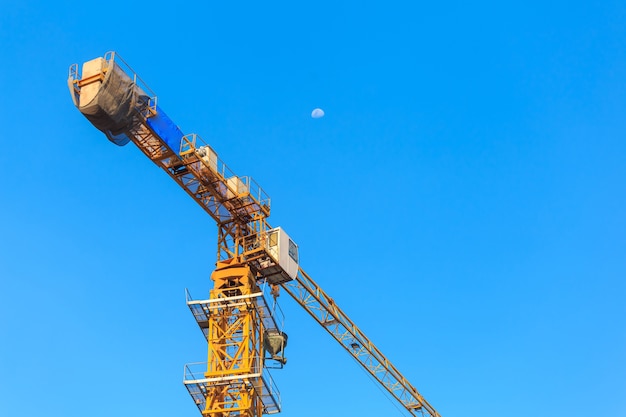 Foto gran crain alto bajo un nuevo sitio de construcción de edificio de gran altura