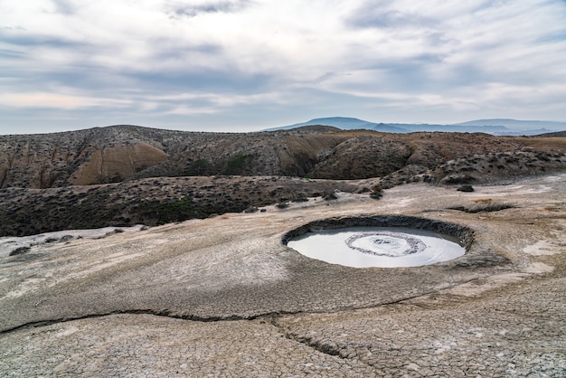 Gran cráter del volcán de lodo