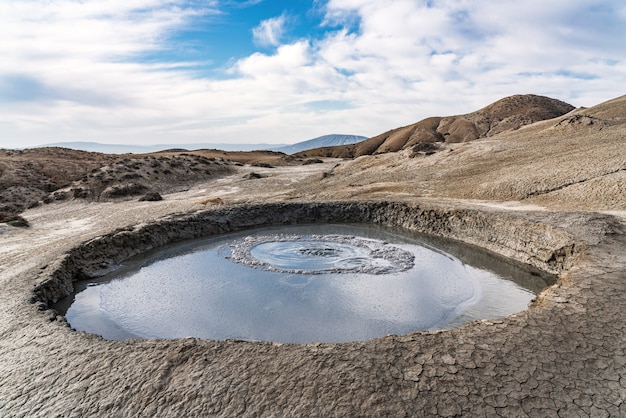 Gran cráter del volcán de lodo