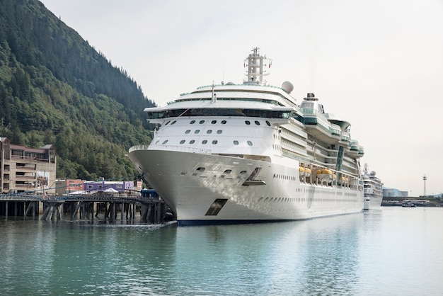 Foto gran crucero en el muelle de alaska