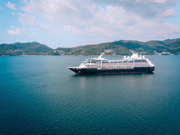 Gran crucero navegando por el mar de Andaman - Imagen aérea. Hermoso paisaje de mar