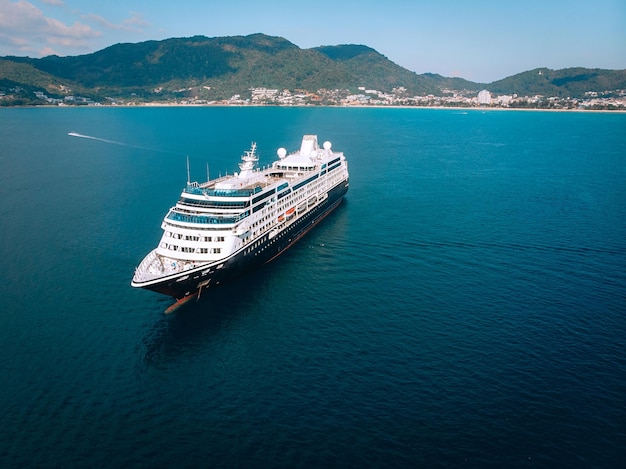 Gran crucero navegando por el mar de Andaman - Imagen aérea. Hermoso paisaje de mar