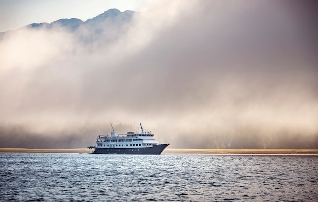 Gran crucero en un océano en Alaska