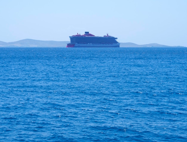 Foto gran crucero en el puerto marítimo de la isla de mykonos en grecia