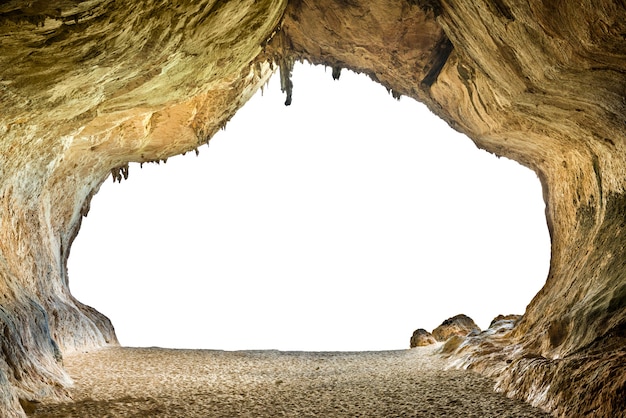 Gran cueva vacía con entrada a fondo blanco aislado