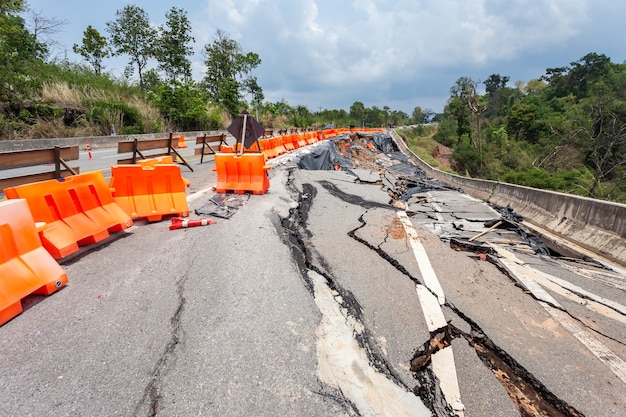 Foto gran daño de la carretera de asfalto en la ladera causante de fuertes lluvias y deslizamiento de tierra